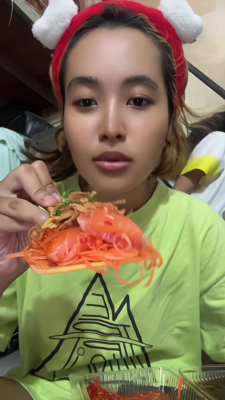 @Betsy Bombastic - ប៊េតសុី