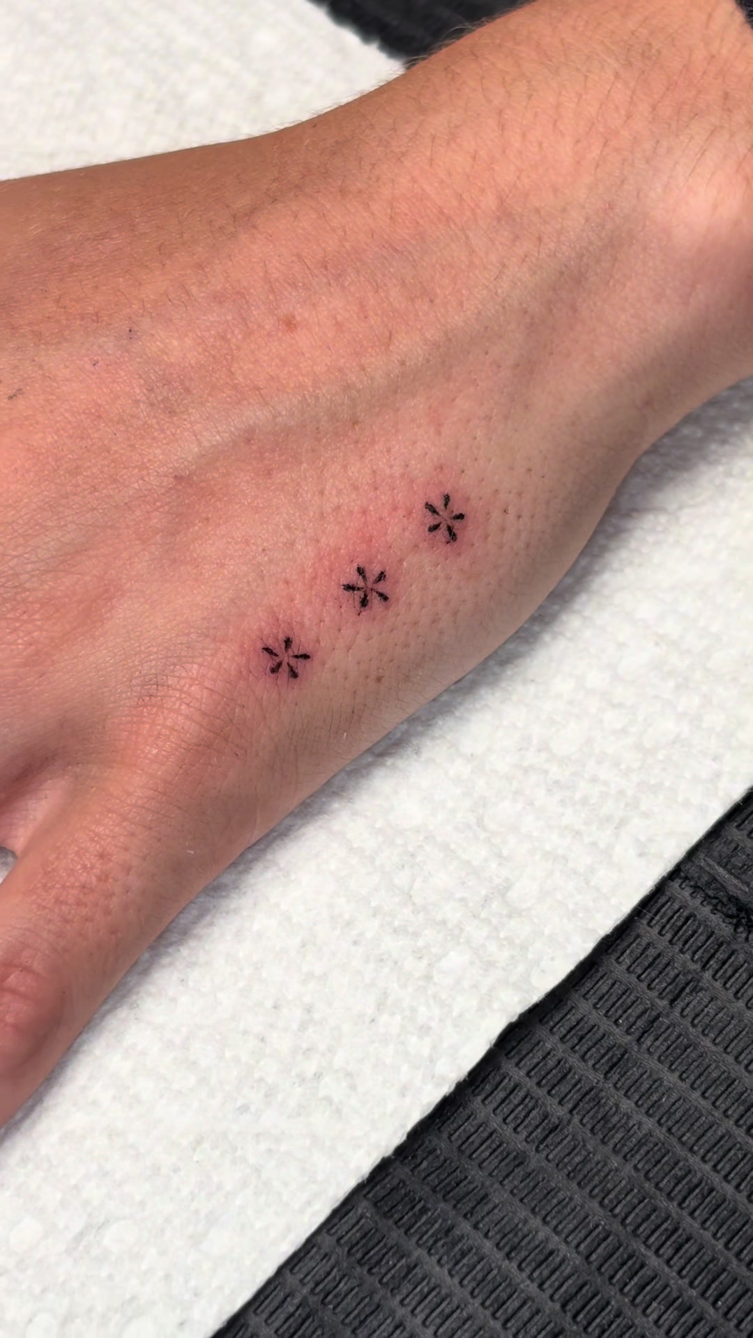 @fineline tattoo artist ❦