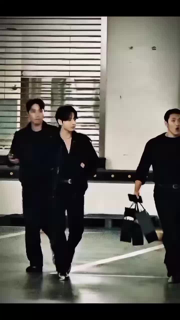@(°_°)