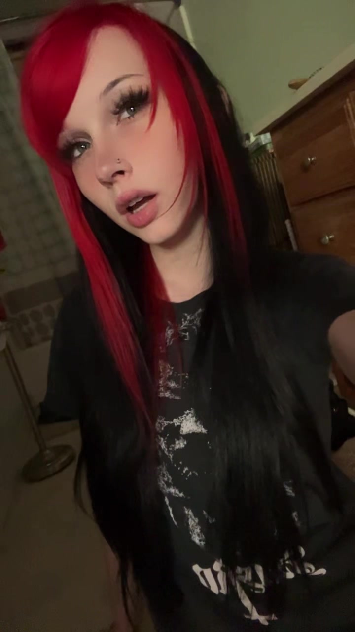 @freakshowsgirl