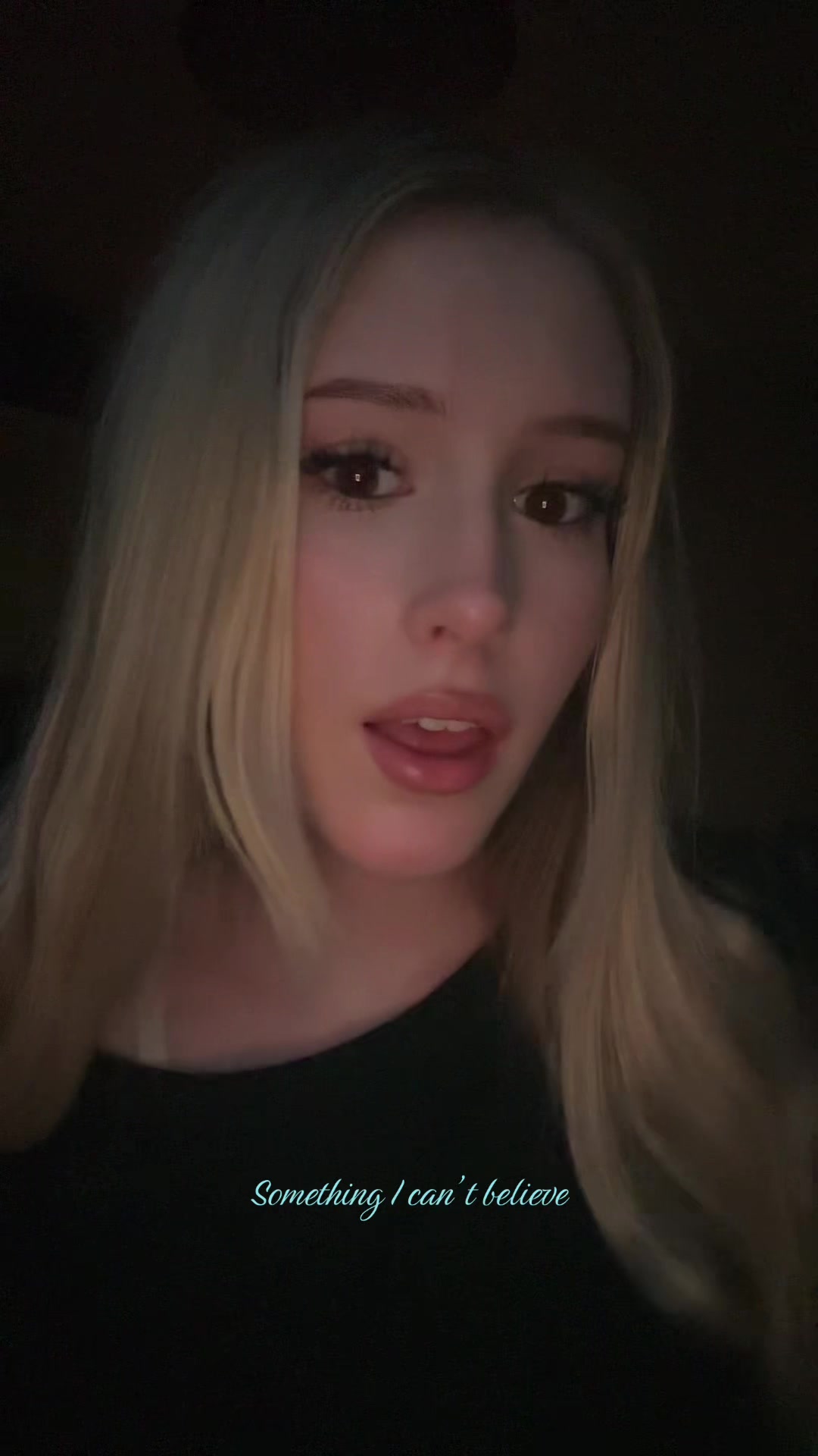 @👅👧🏼