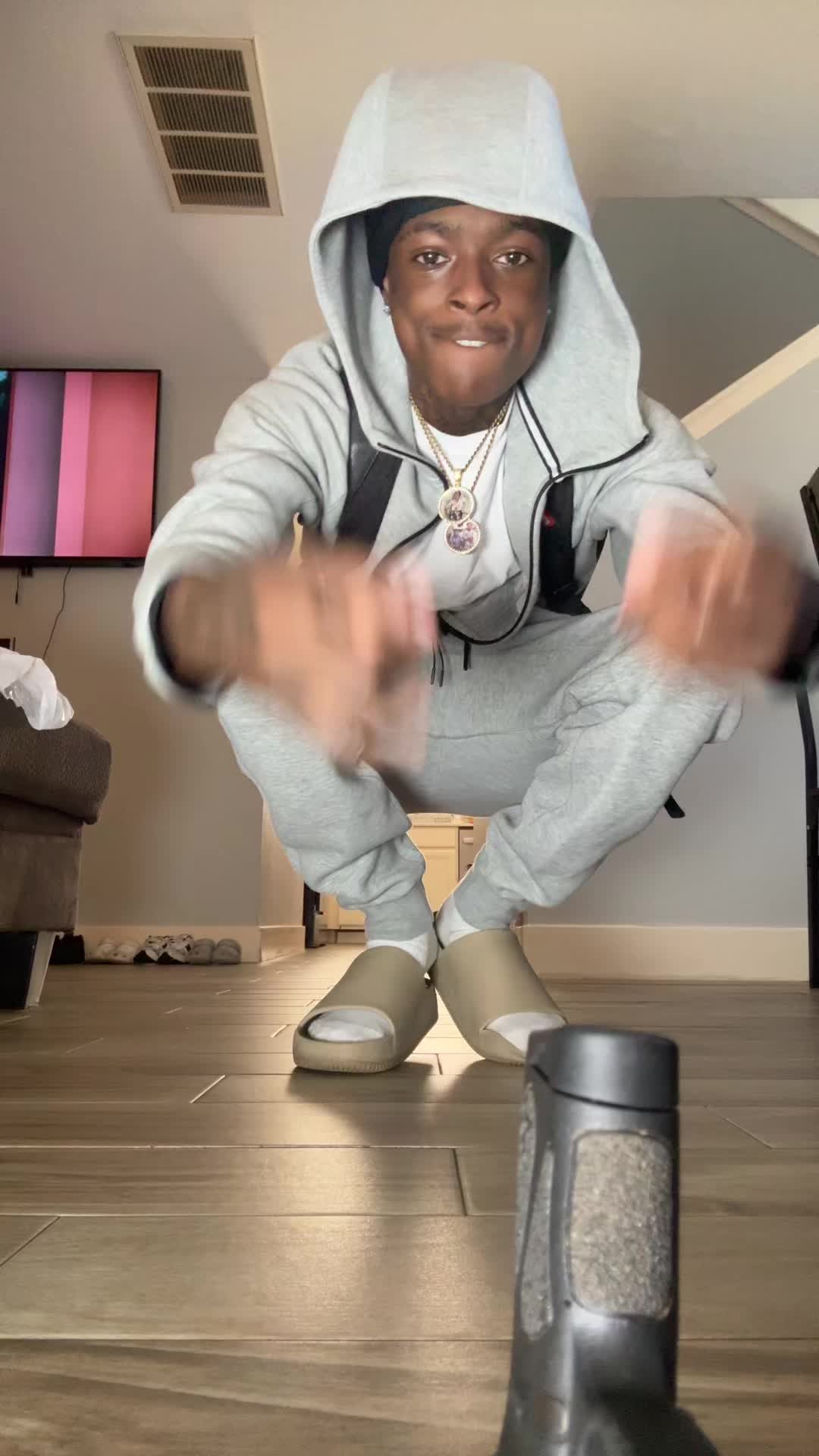 @⃟