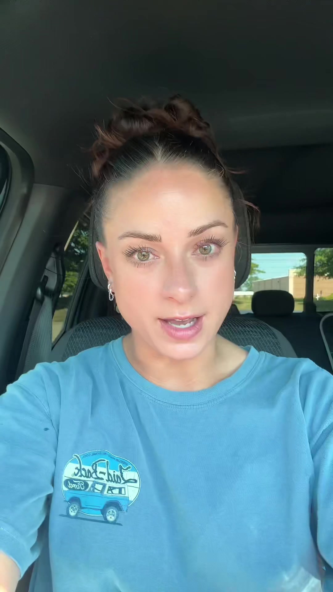 @HappilyHillary