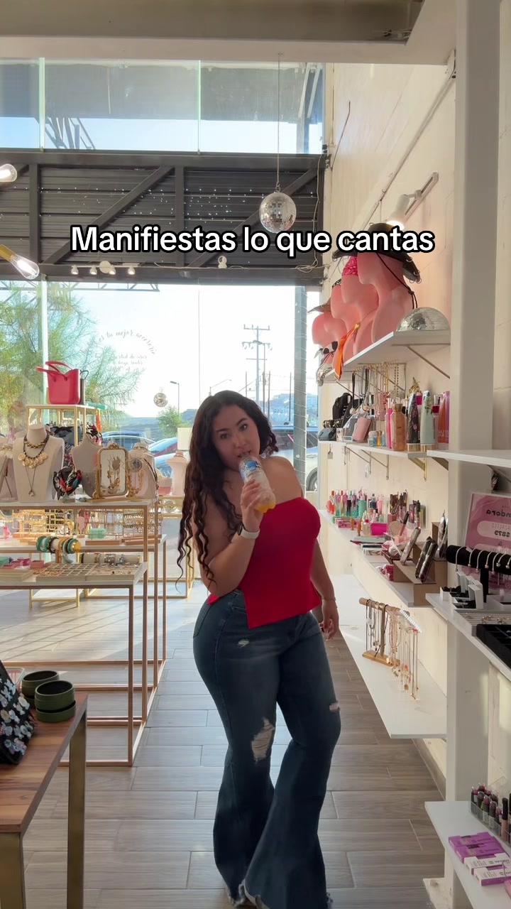 @AlexandraDeLuna_
