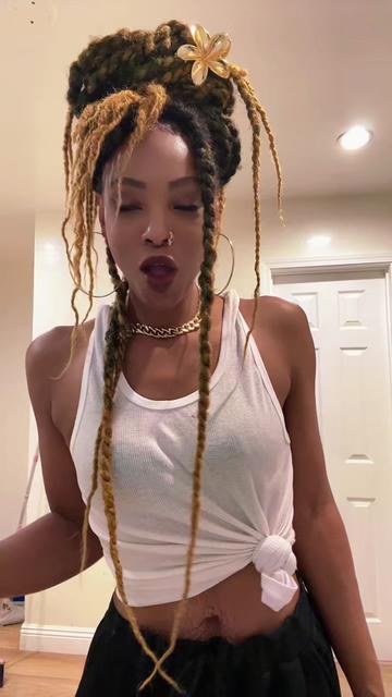 @queenderella1