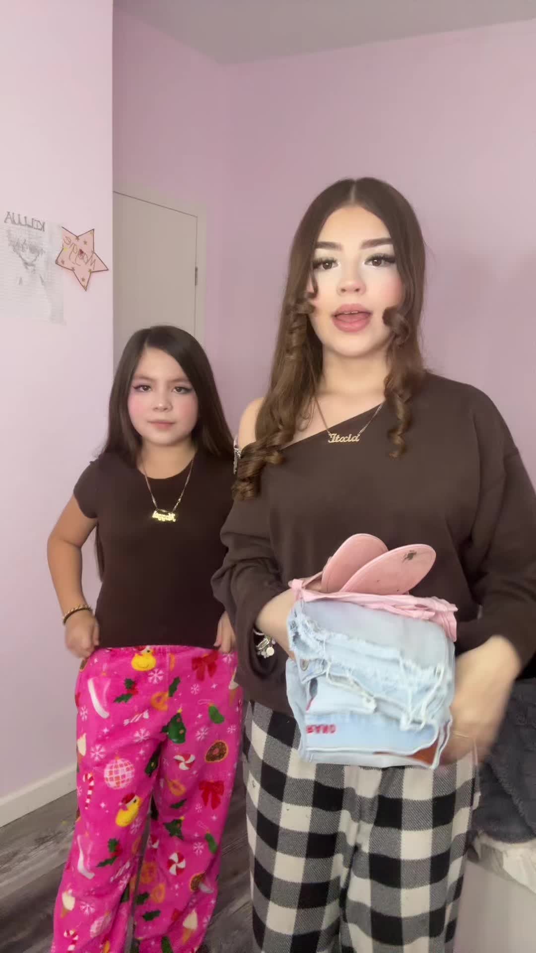 @Deliciaasisters