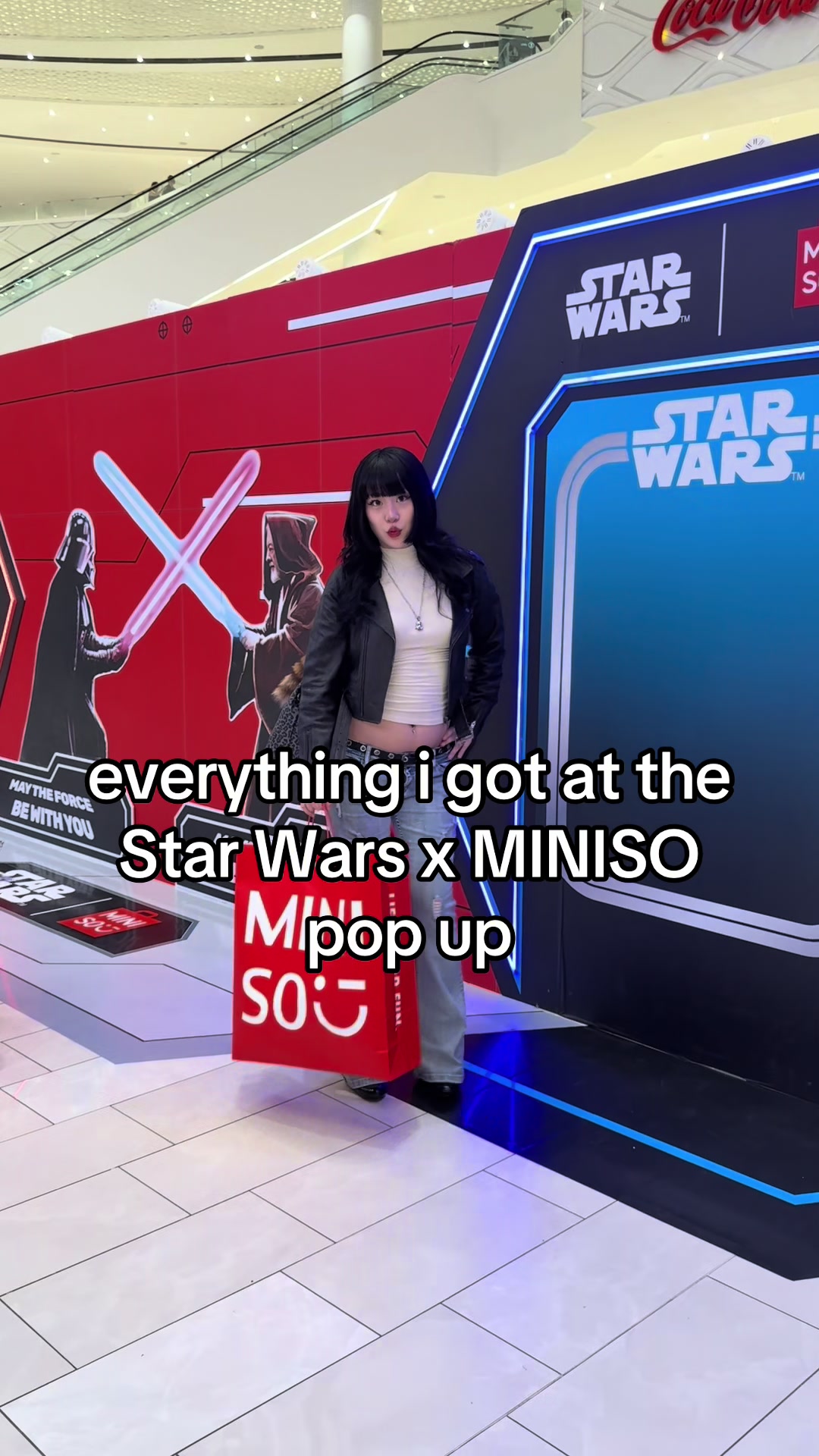 @>_<
