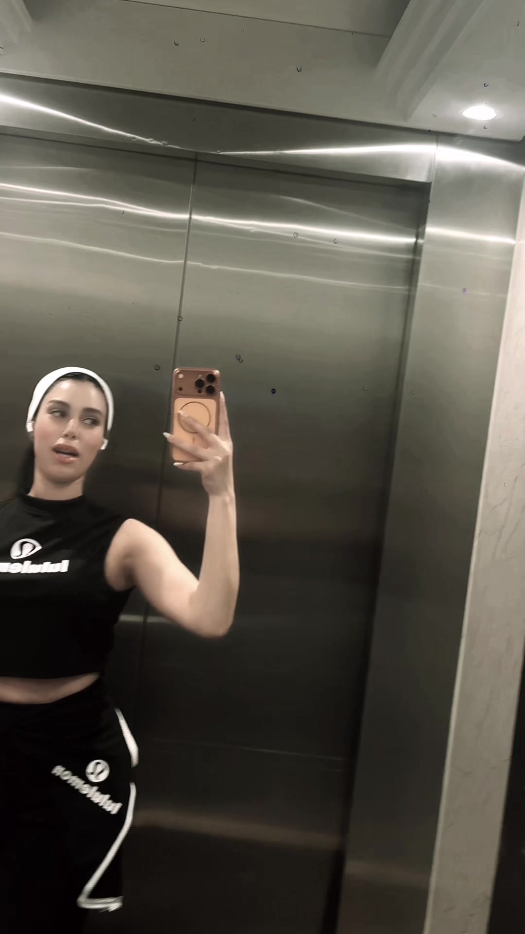 @Almass saluta 💜🤍🖤🩷💛