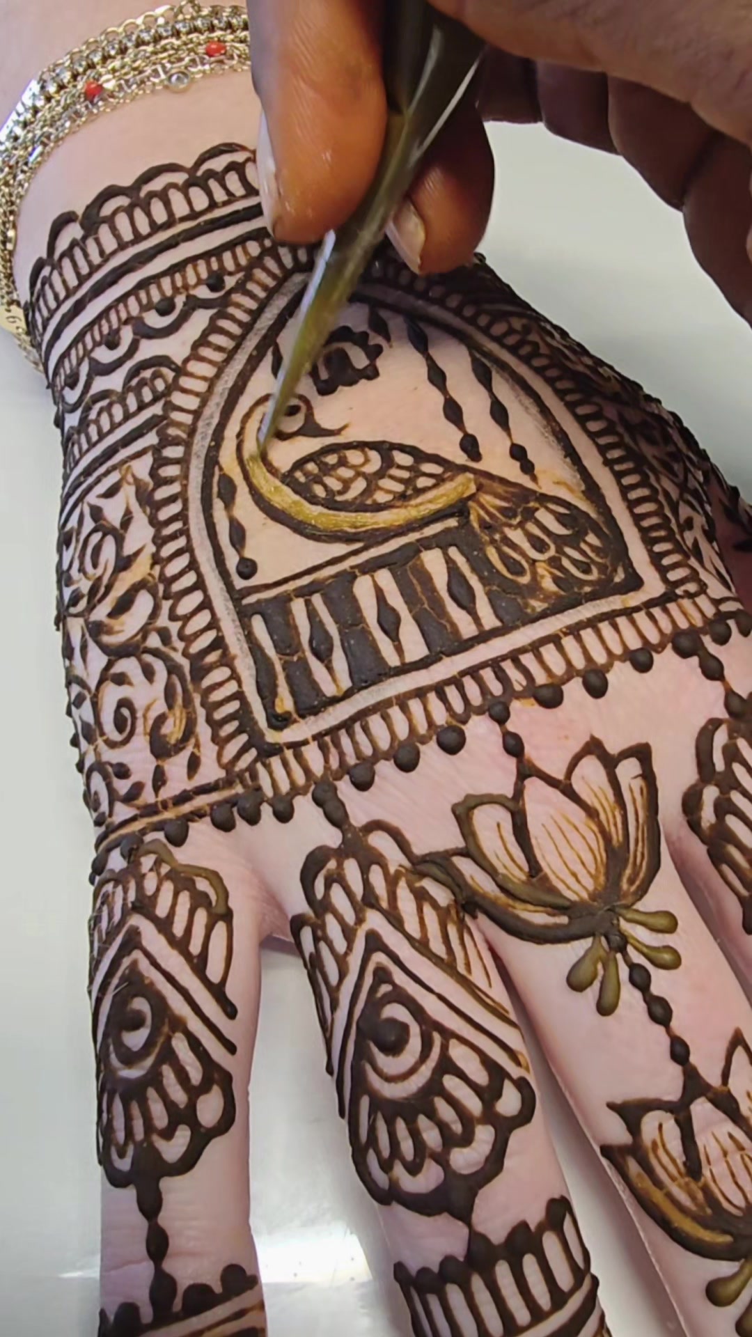 @essentialhenna