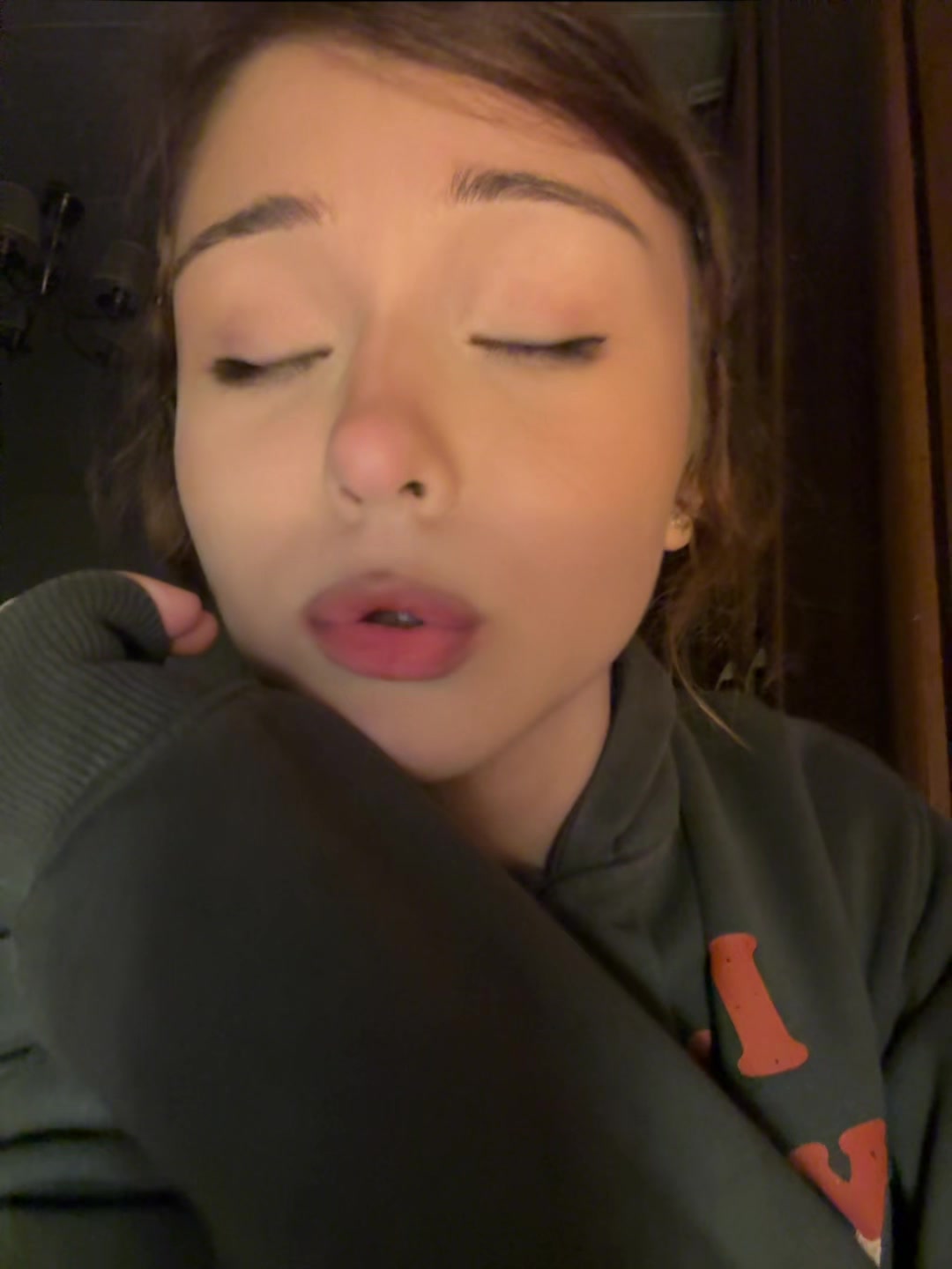 @👅