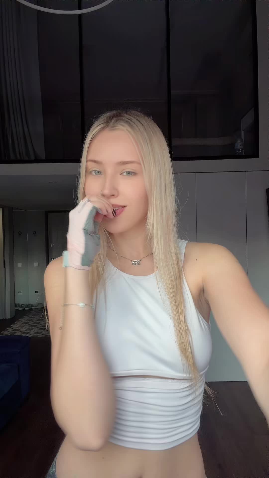 @whylollycry