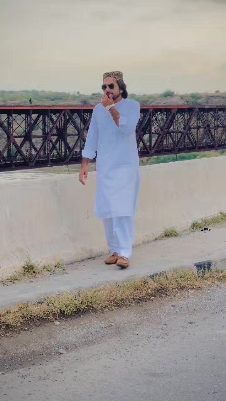 @HOZAIFA KHAN 😎