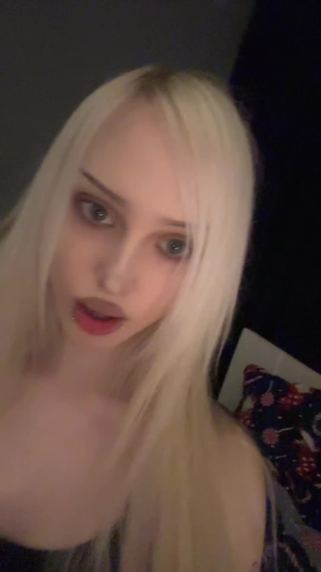 @🙎🏼&zwj;♀️