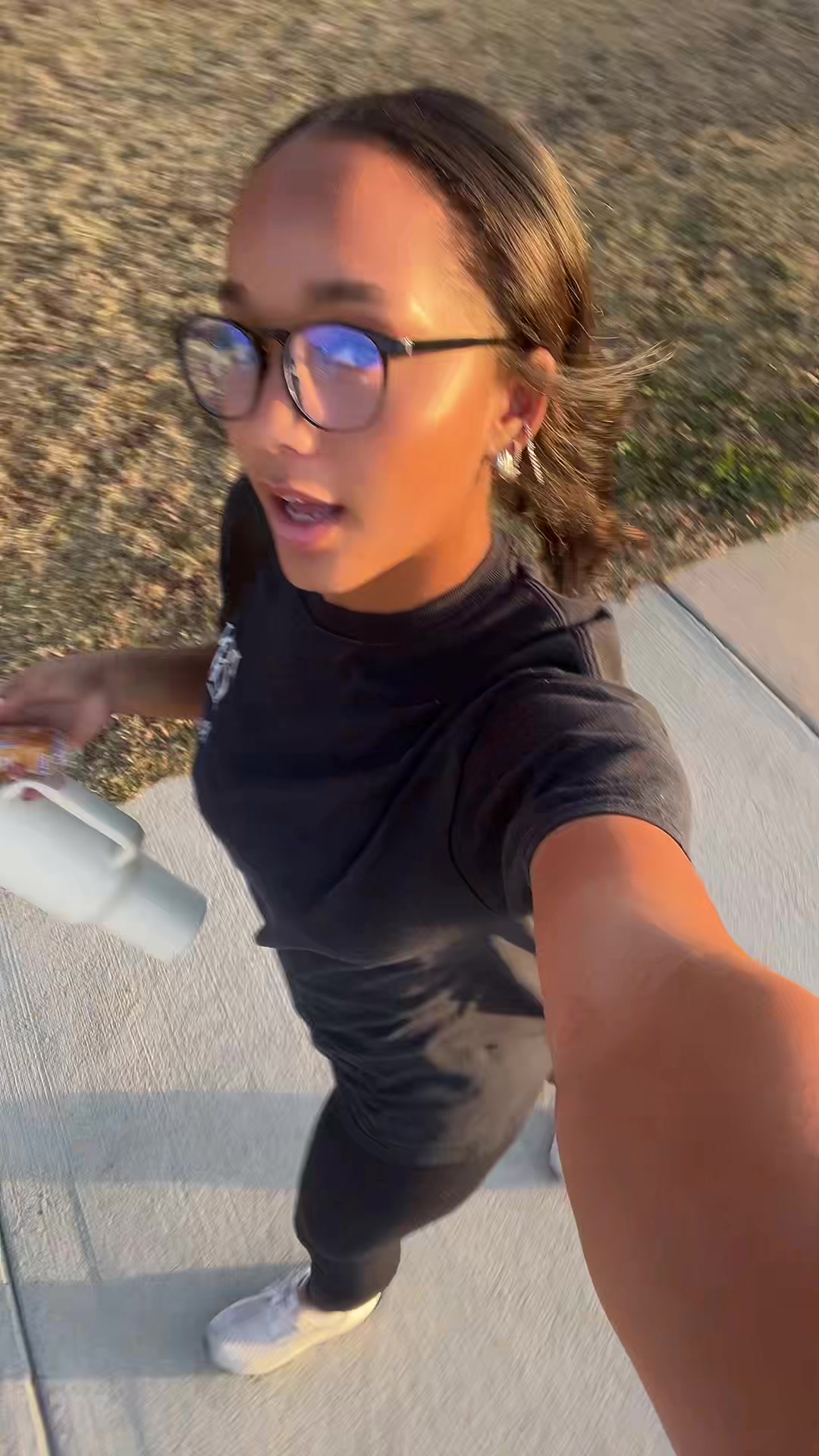 @😅