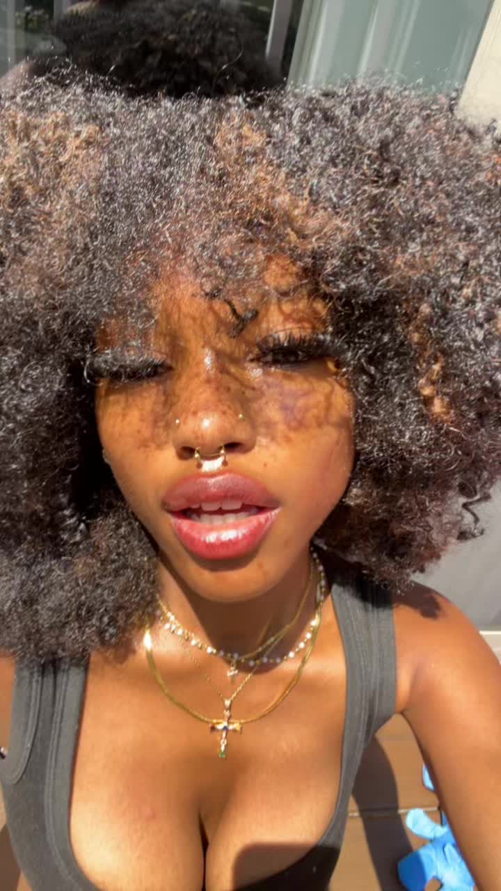 @bareleehere