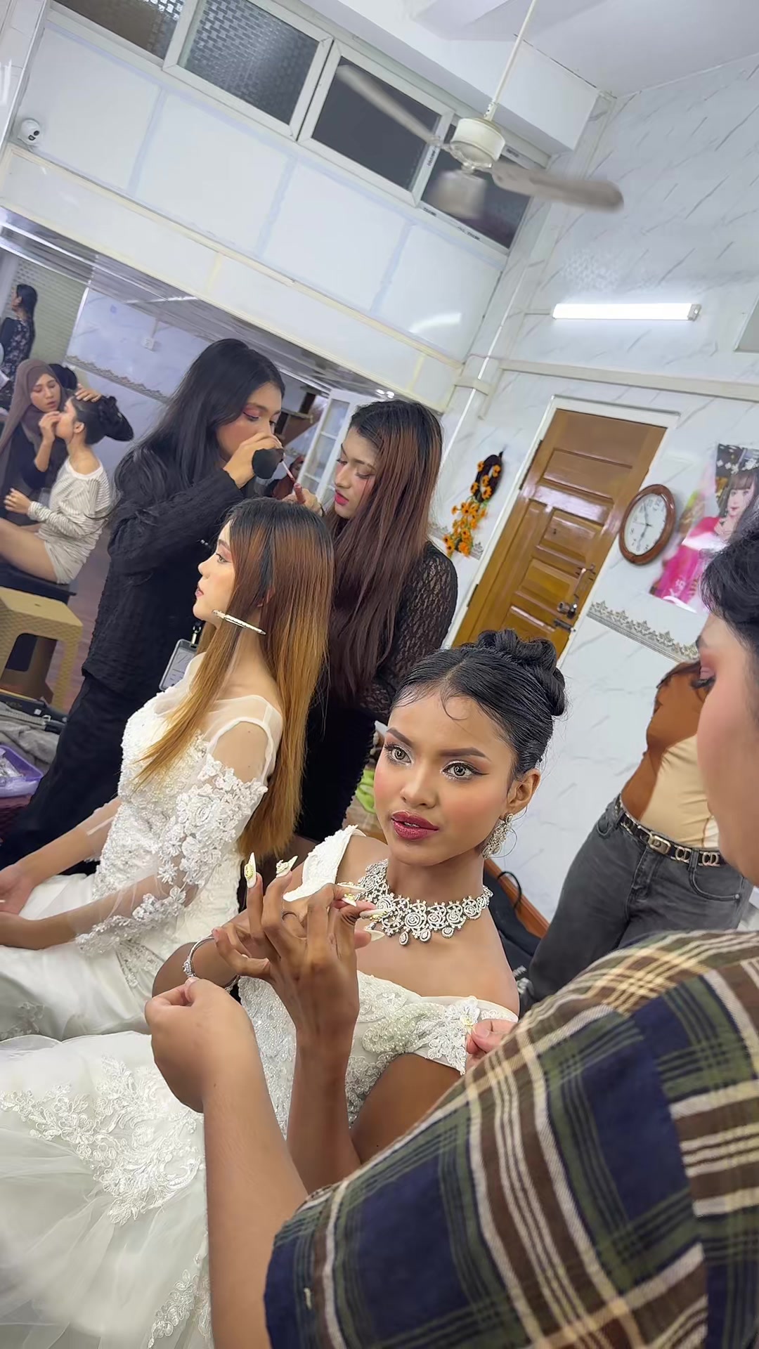 @𝑷𝑨𝑹𝑰🦋(Makeup Artist)