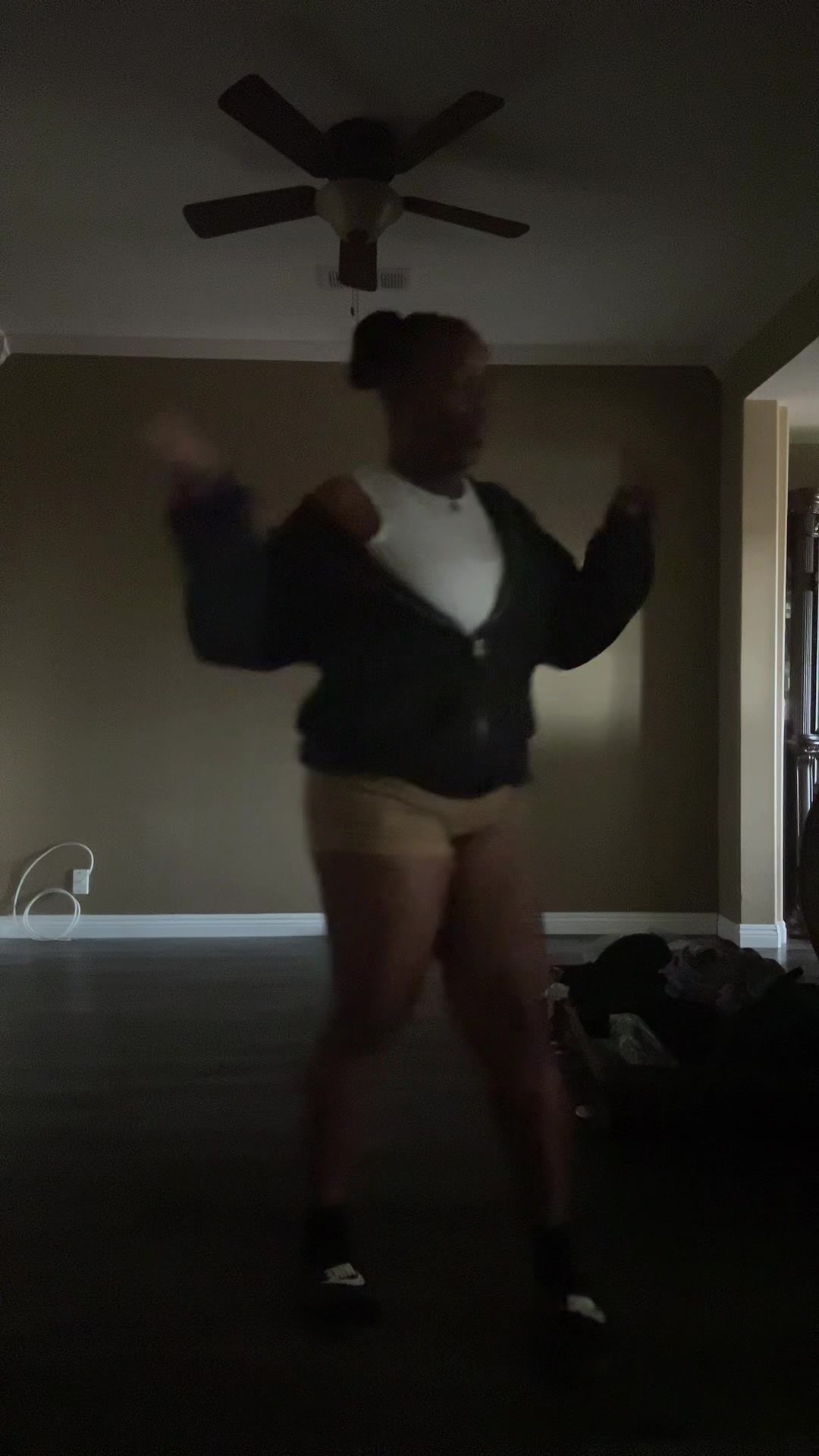 @👩🏾&zwj;🎤🐐