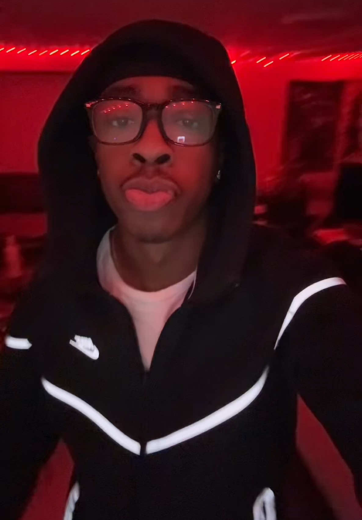 @🧑🏾&zwj;🦯&zwj;➡️🐶