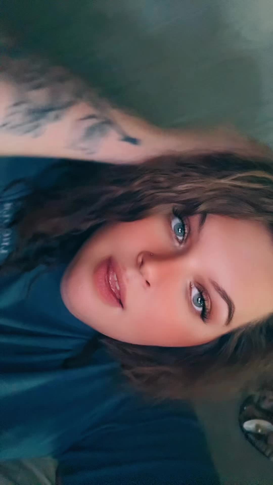 @💦Blue eyes and thick thighs💦