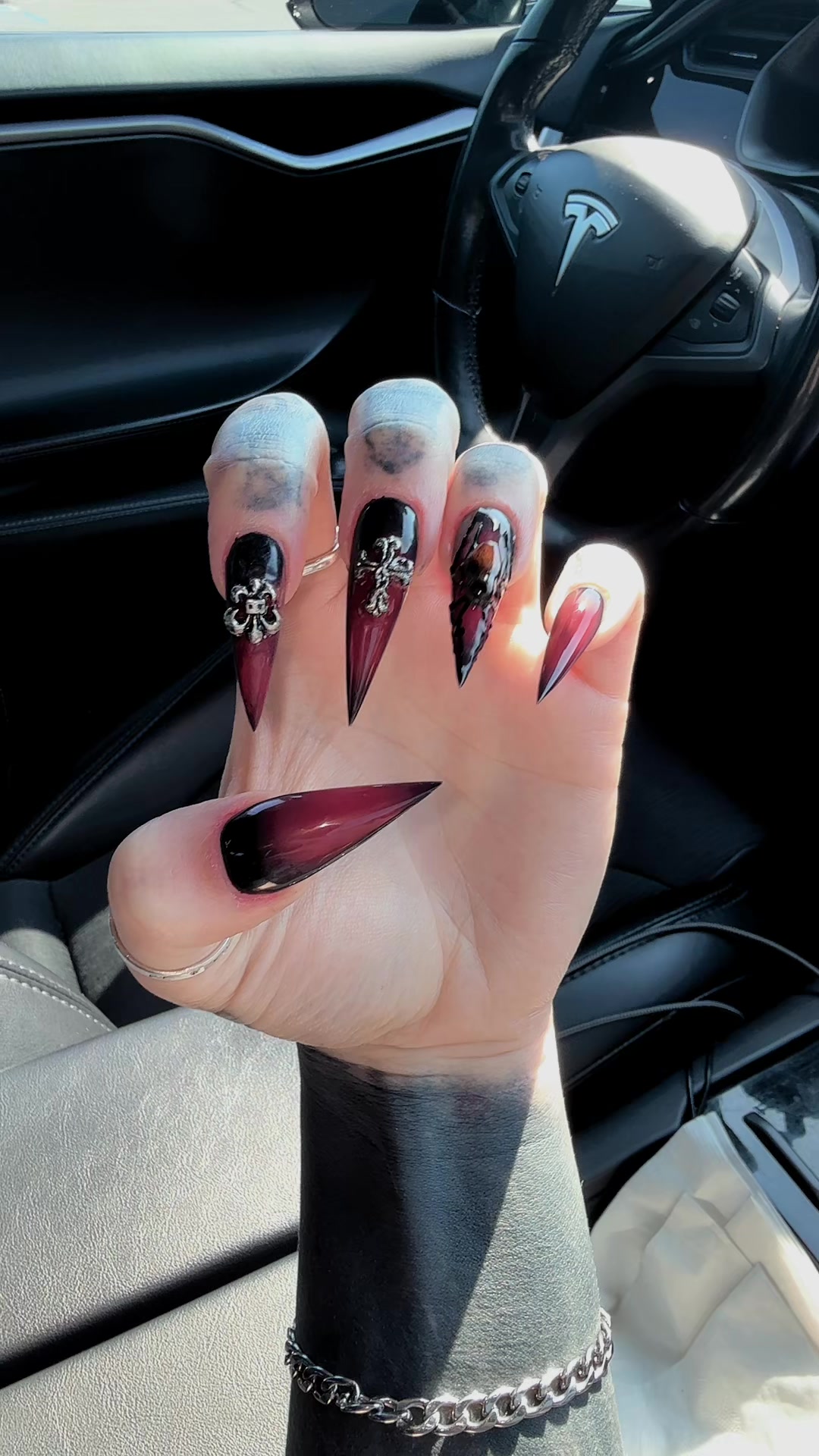 @veilofthorns_