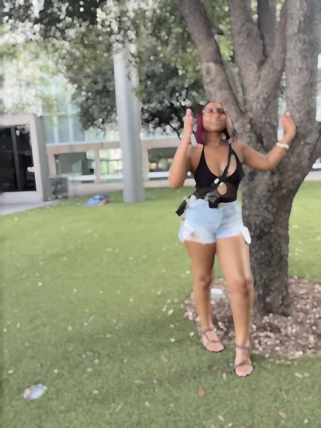 @QweenQweezy