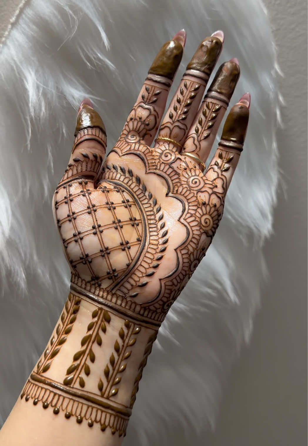 @charmsofmehandi