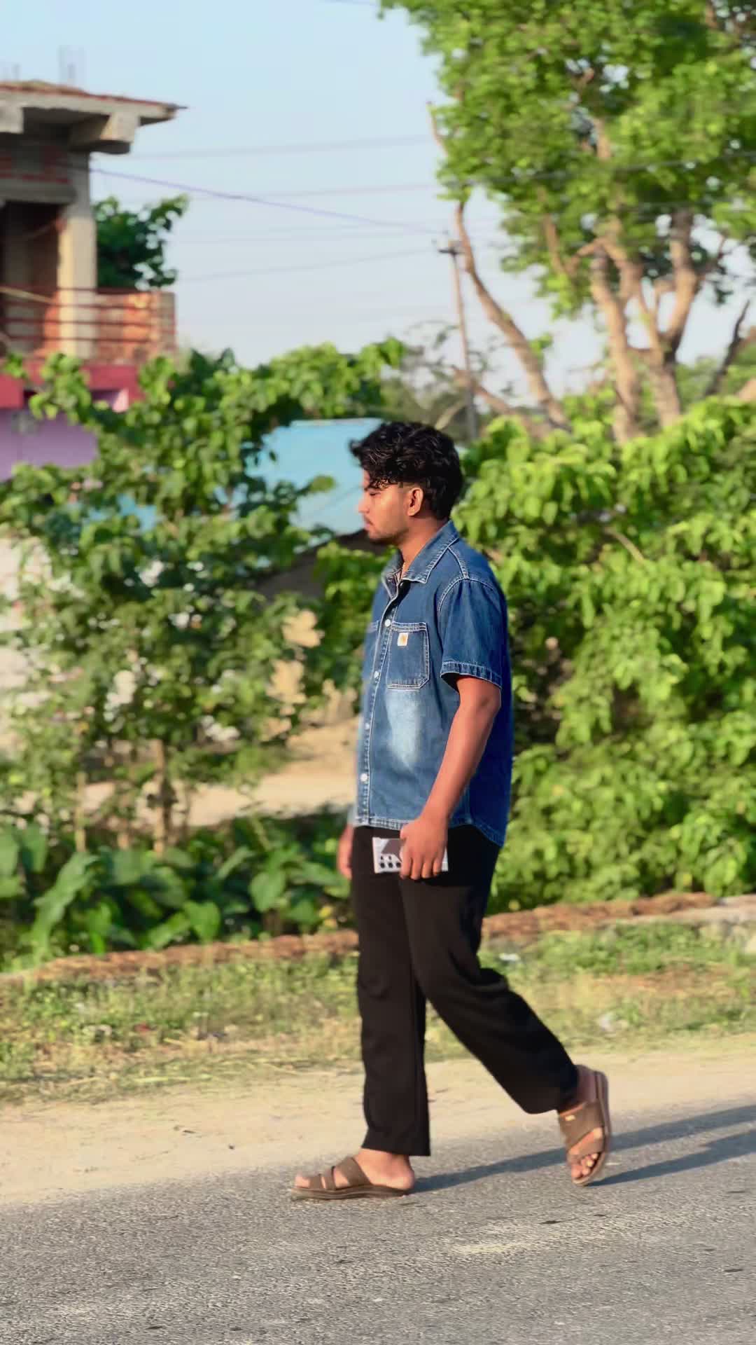 @LovE iS EasY BuT KiNg iS BuSy✌