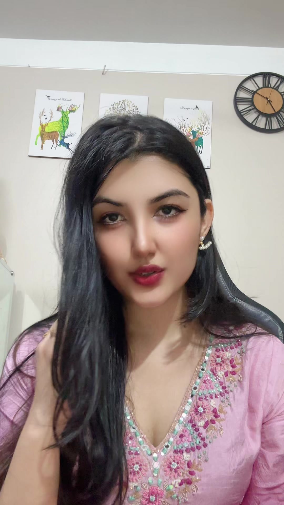 @AKRITI👑