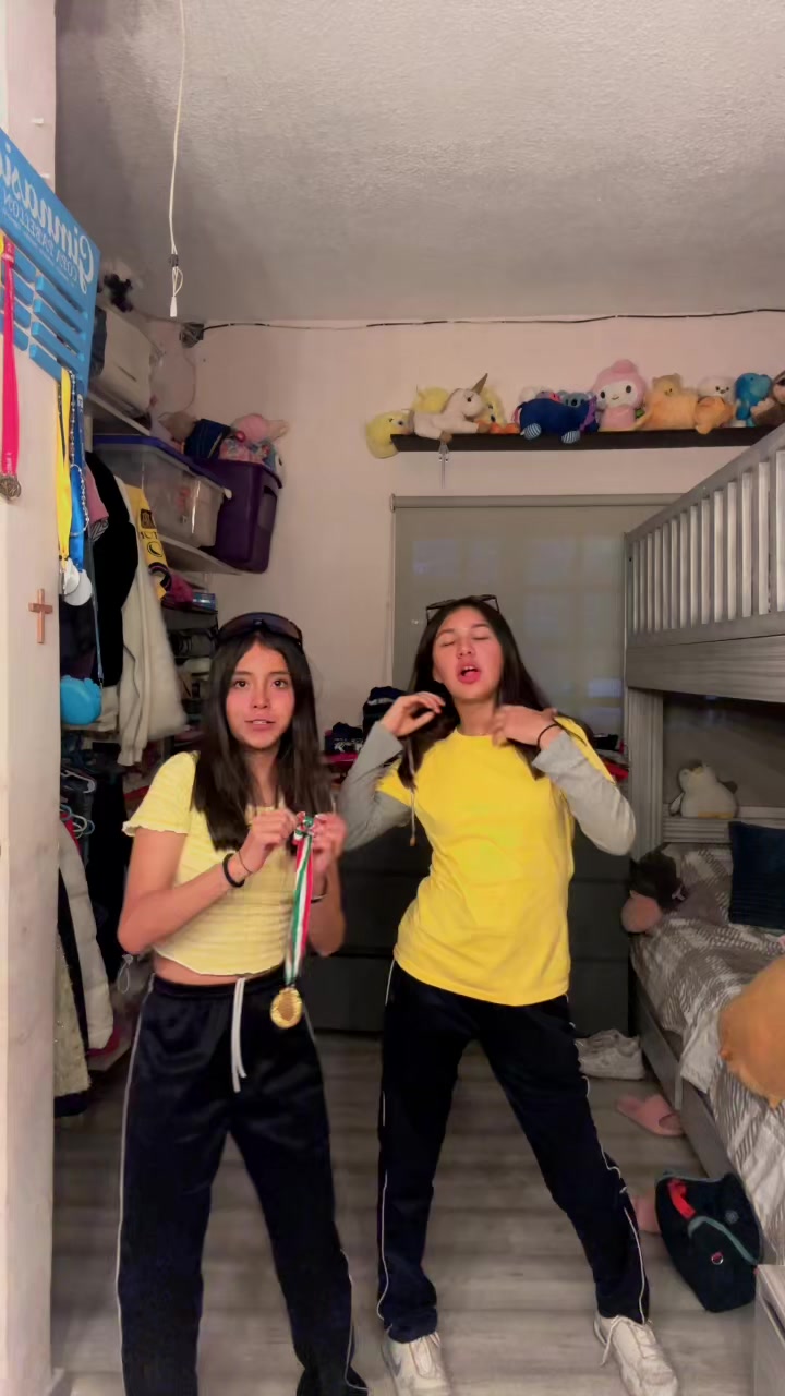 @👯&zwj;♀️👐🏽