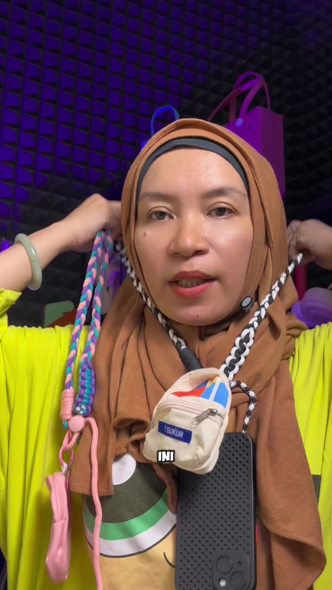 @LELI si paling TAS dan SANDAL