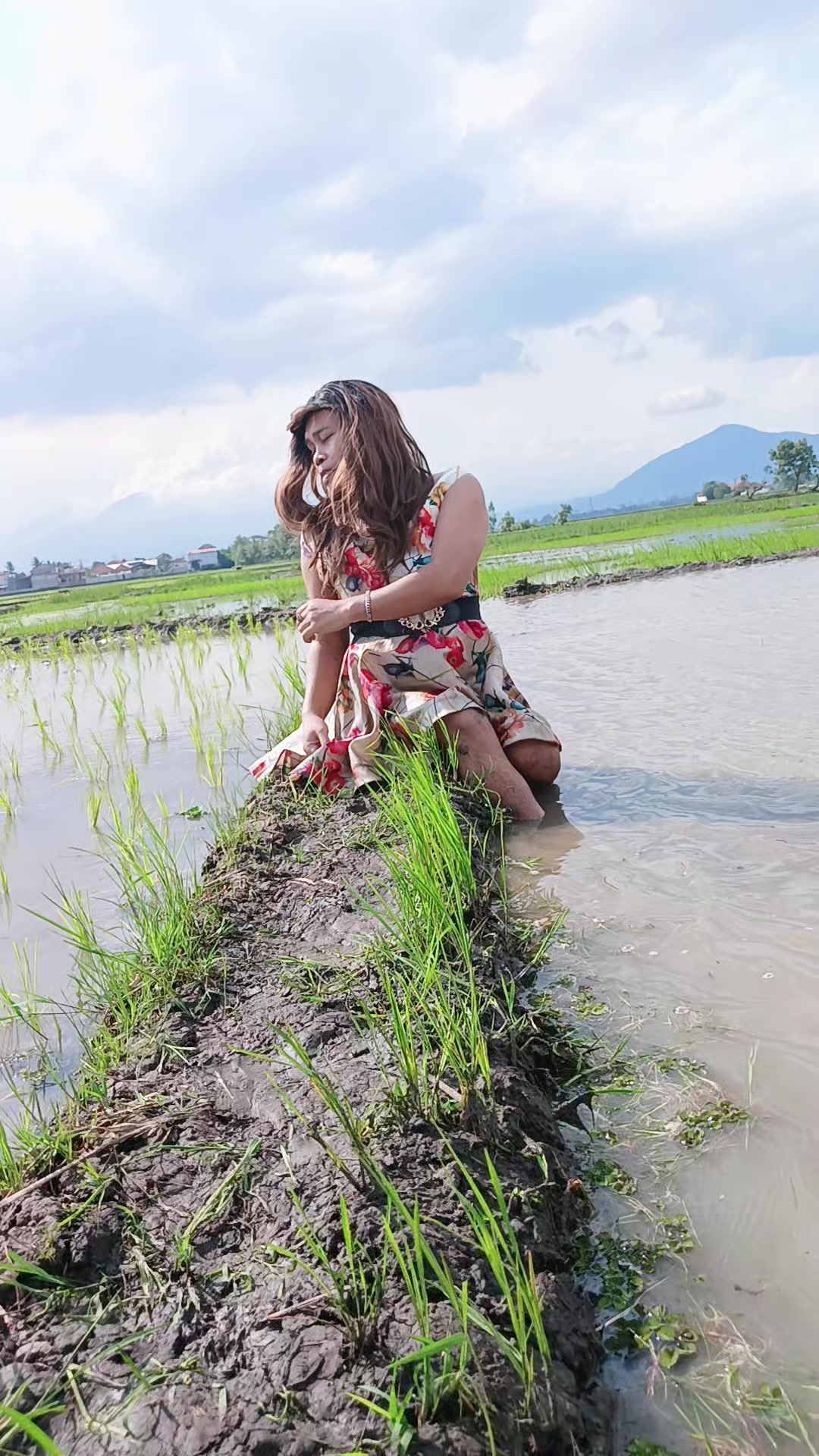 @manda si artis nyebur sawah