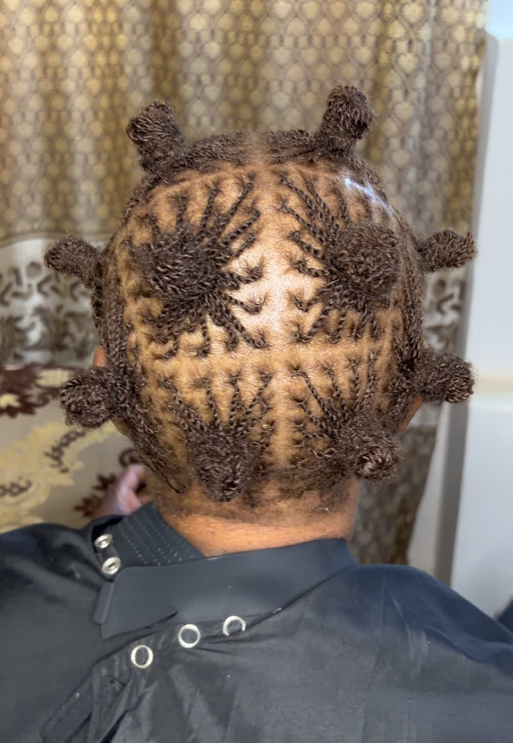 @FEMALE BARBER/LOCTICIAN IN LAG