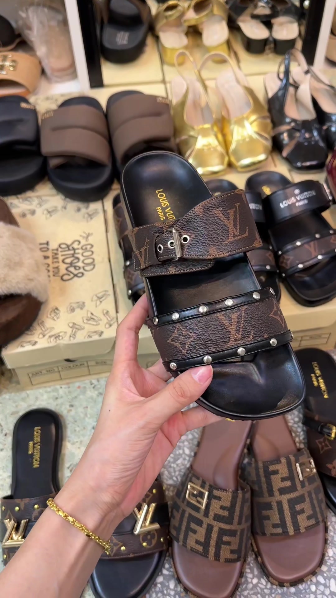 @MHK Footwear (တာချီလိတ်မြို့)