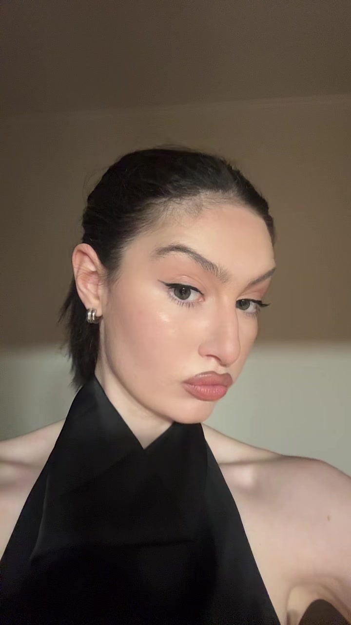 @whotfisellinaa