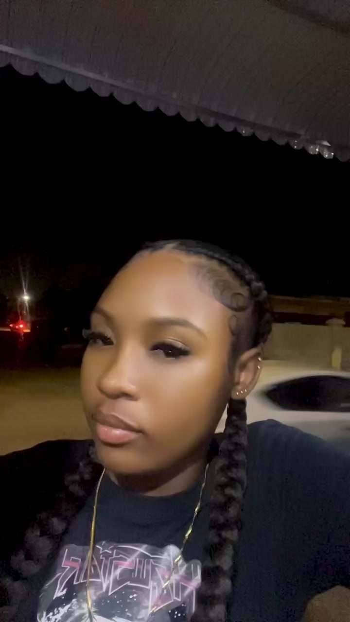 @niaabaee__