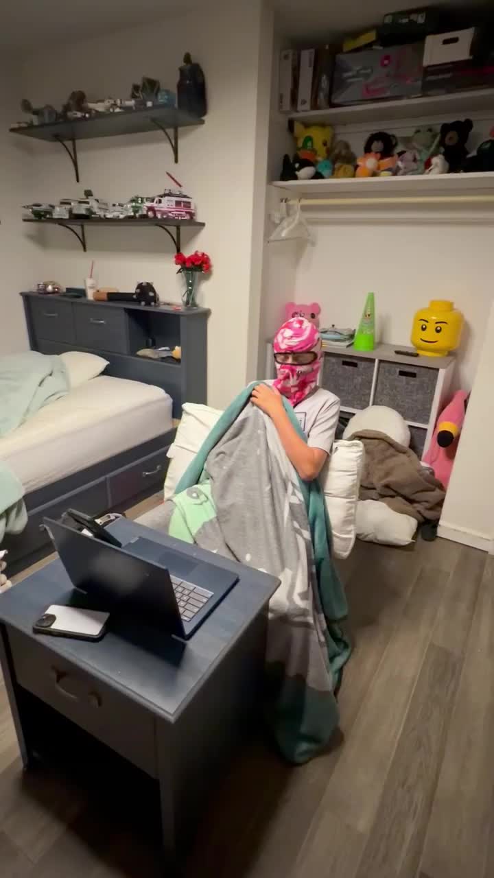 @pillow cracking 🙇&zwj;♀️