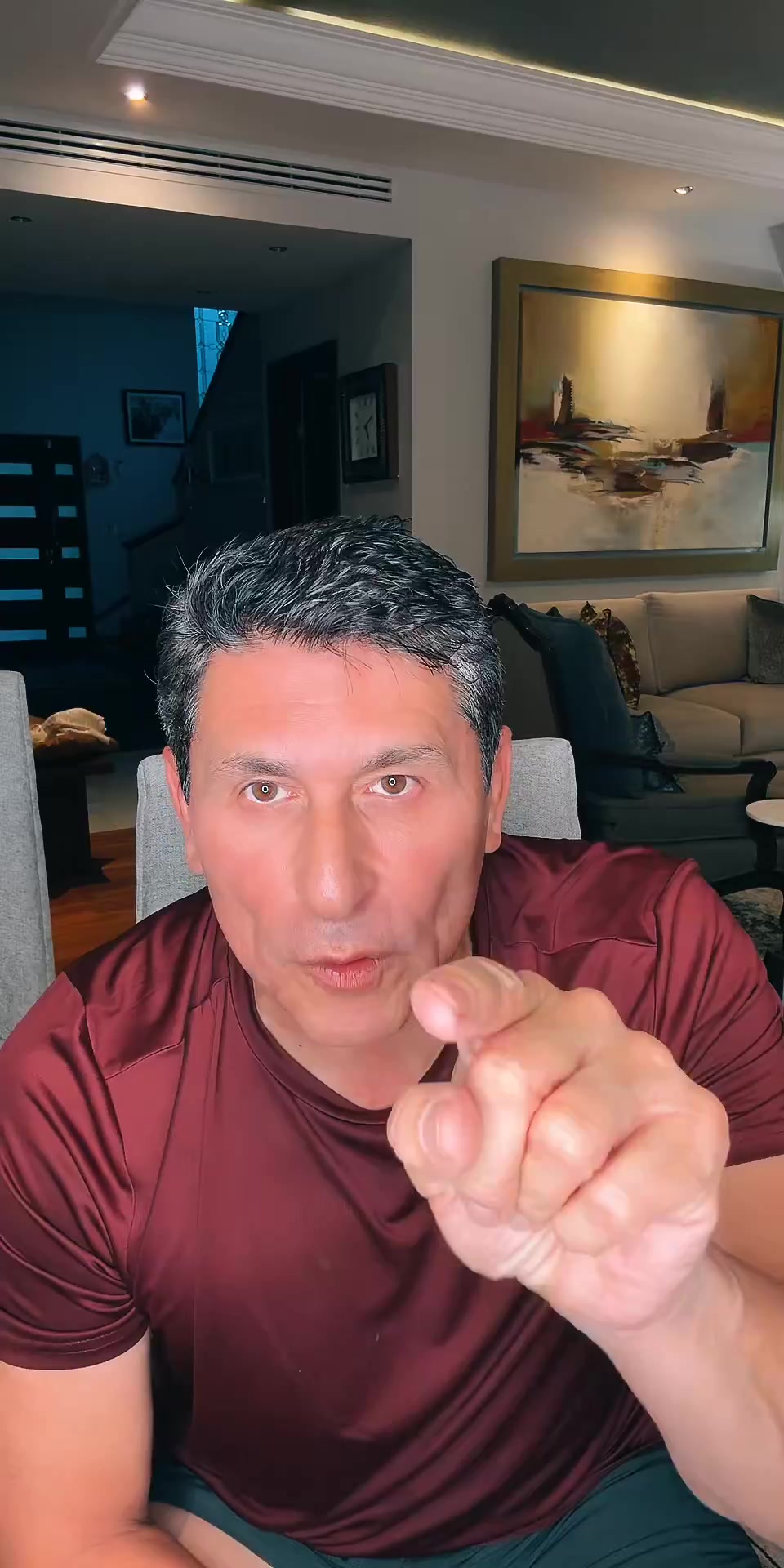 @César Lozano