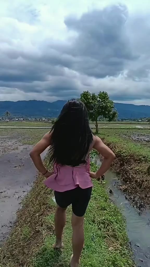 @manda si artis nyebur sawah