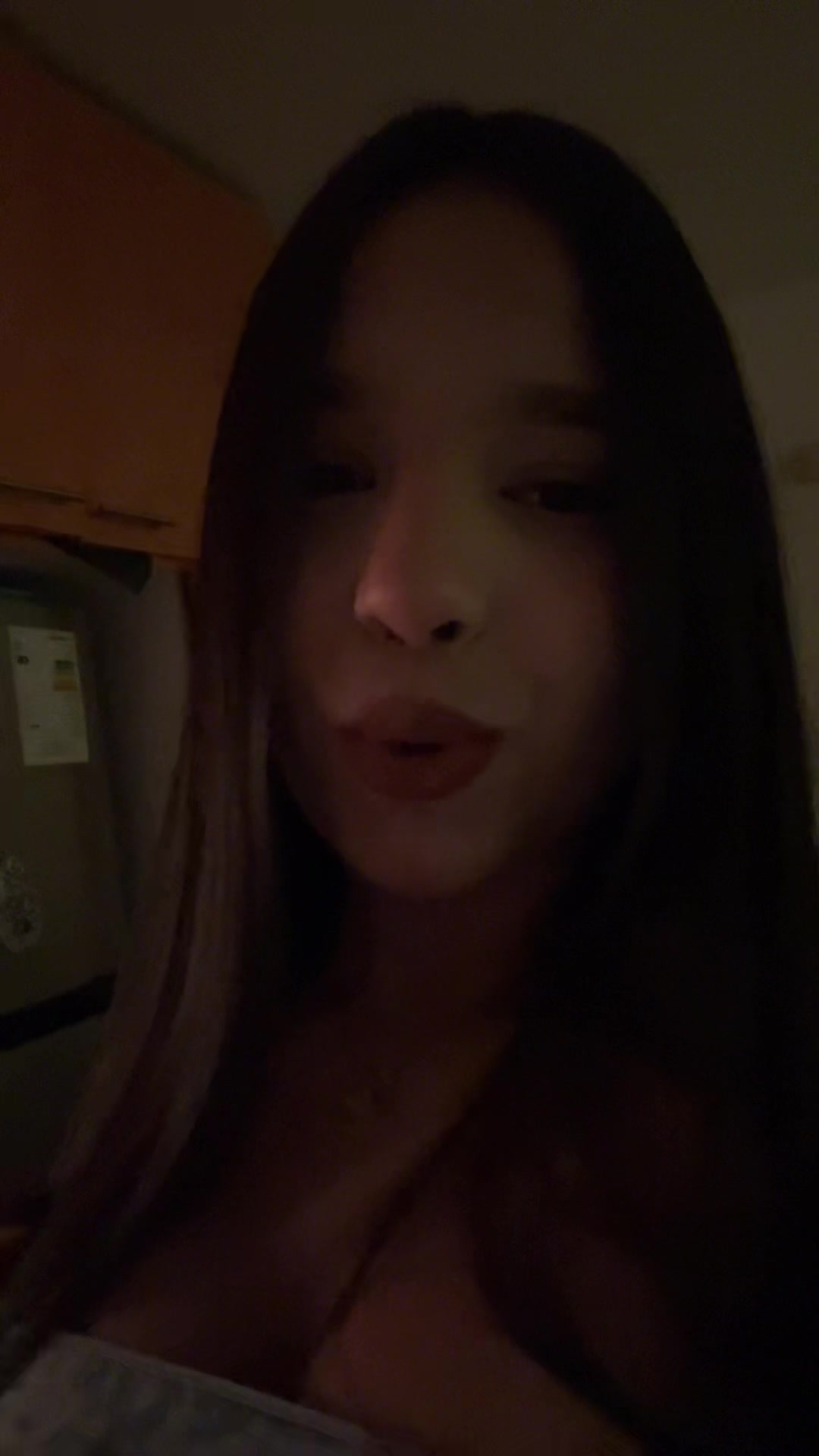 @>|<