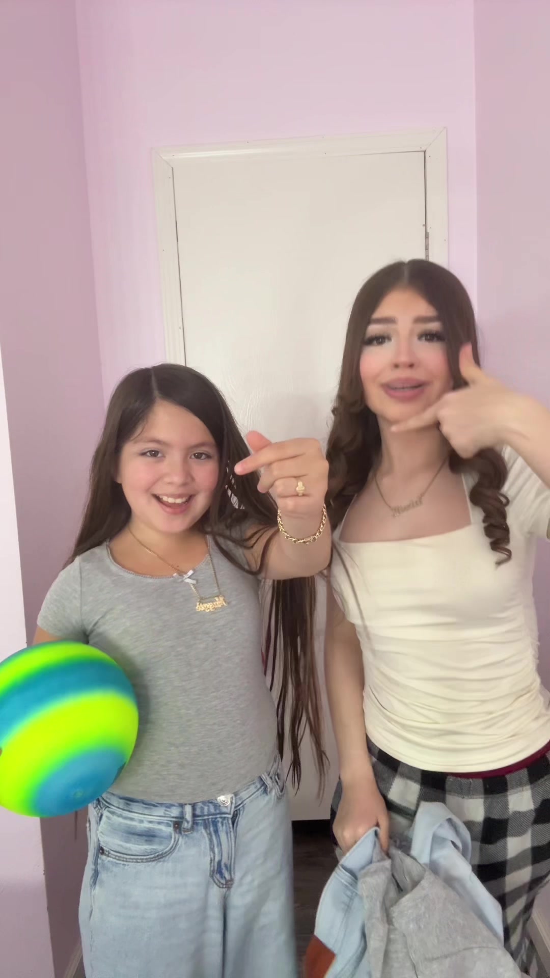 @Deliciaasisters