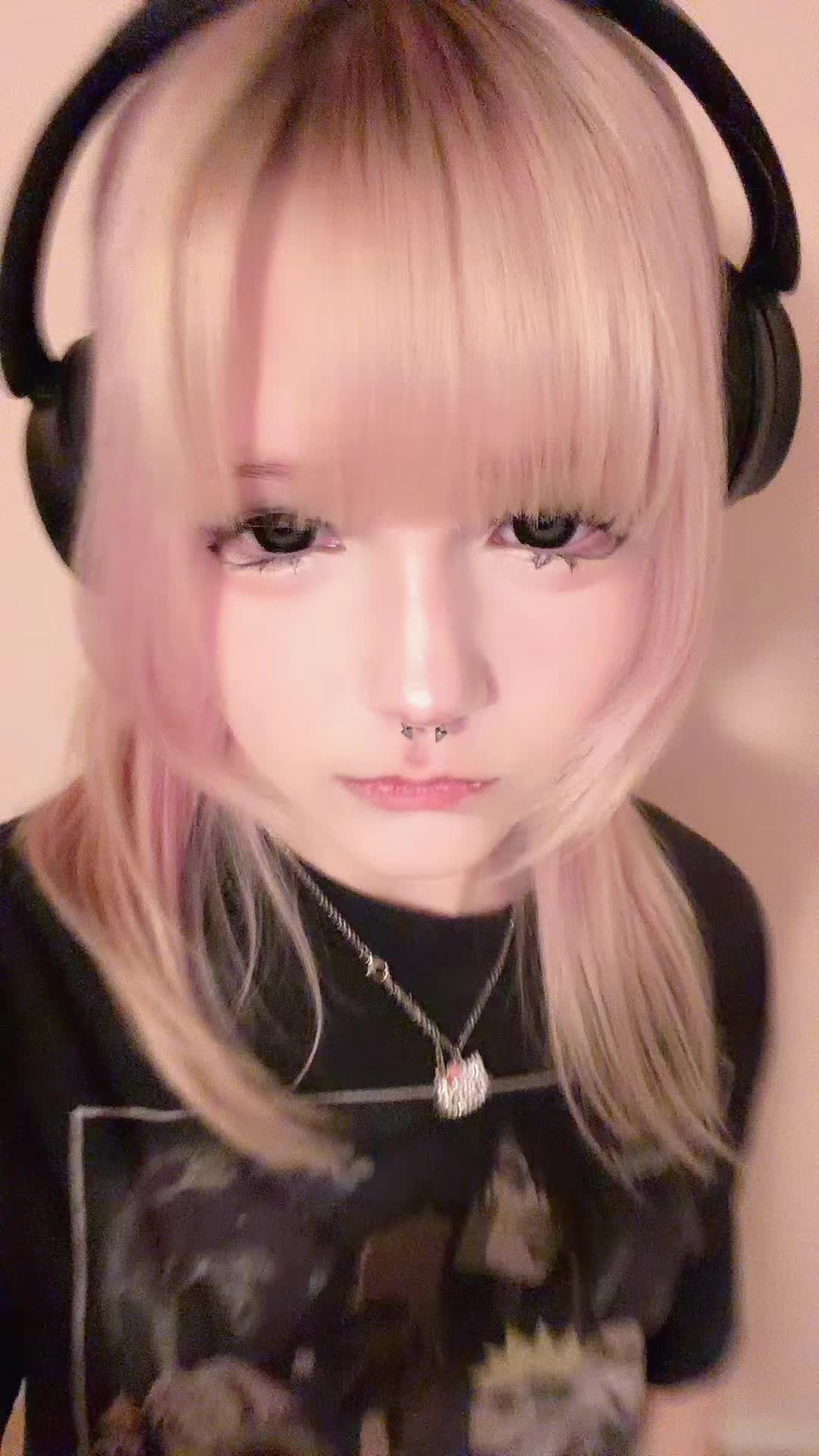 @(▀▀̮▀) Me: