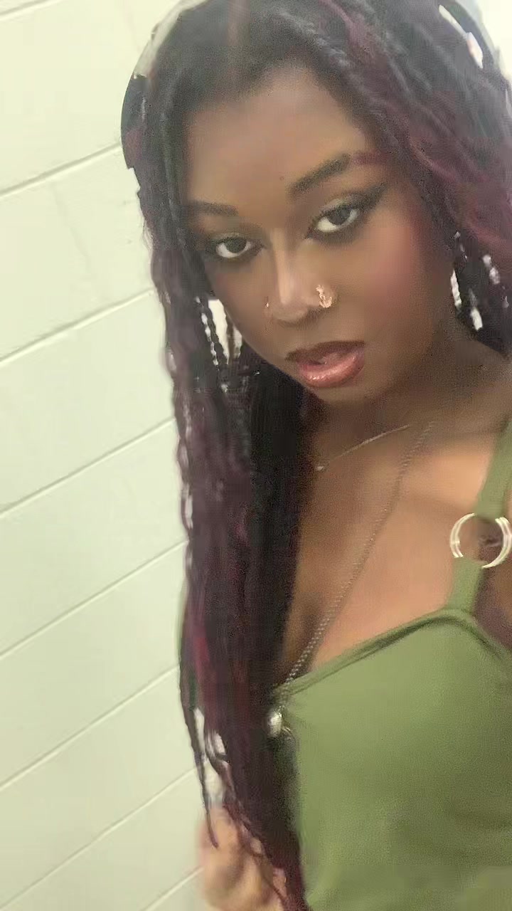 @•^•
