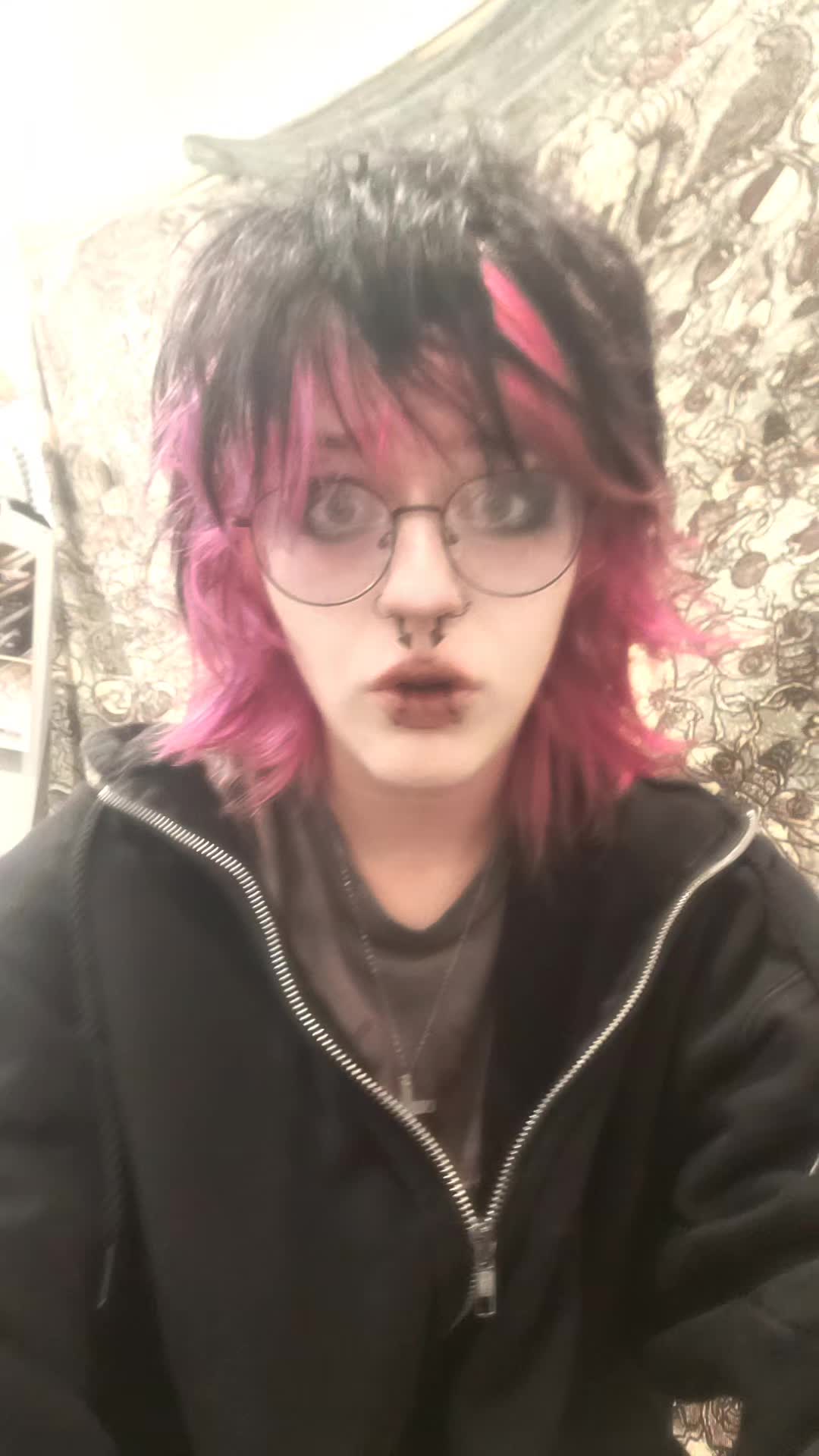 @💜Aaron🖤(he/him)