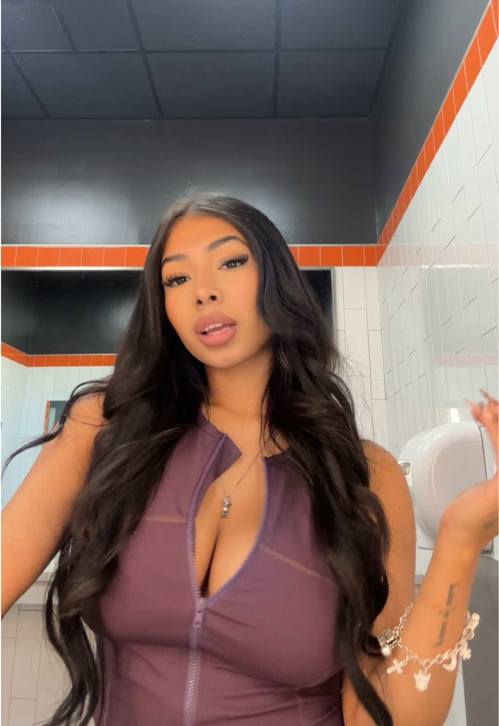 @𝒱