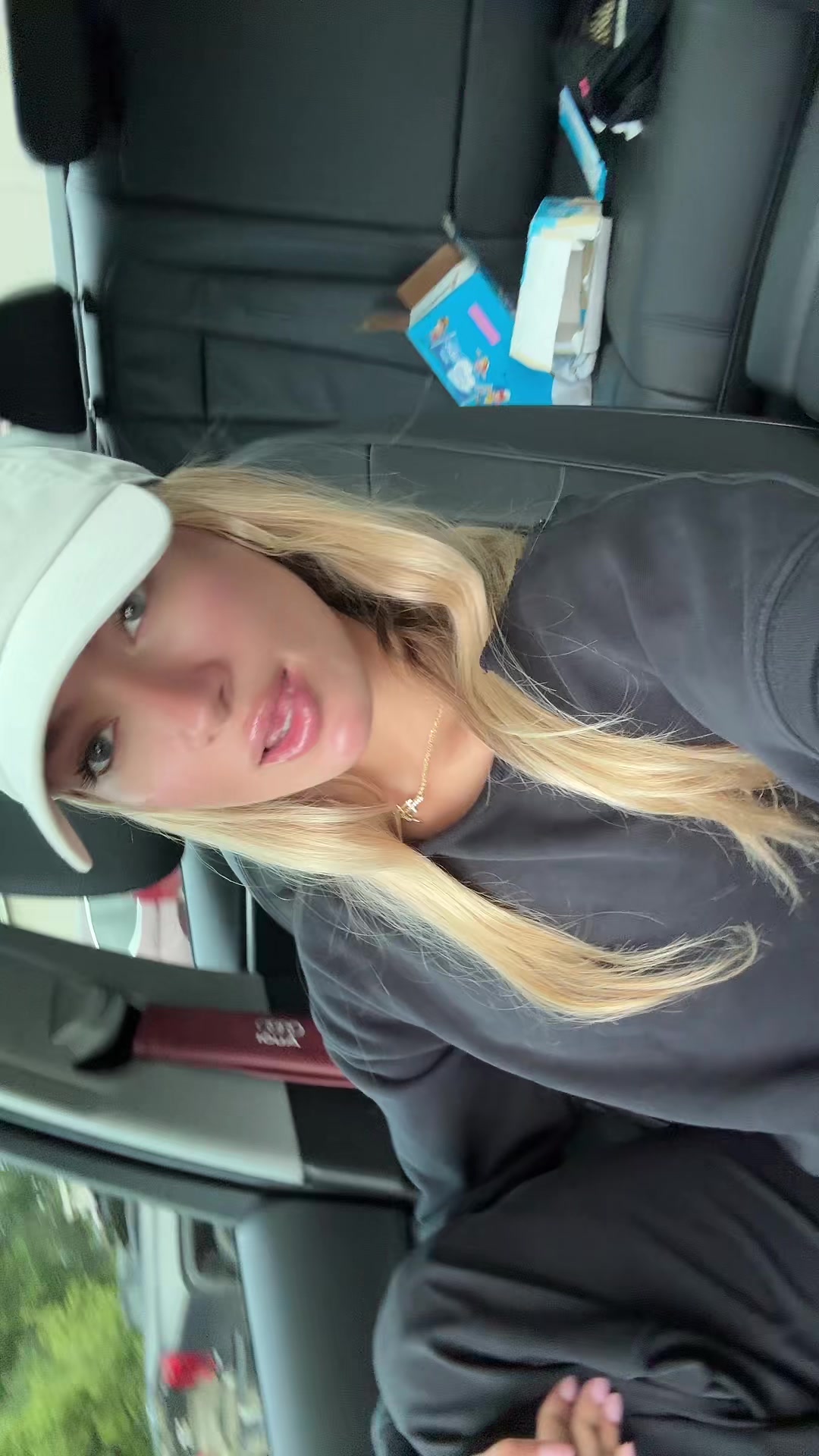 @Ella🦋