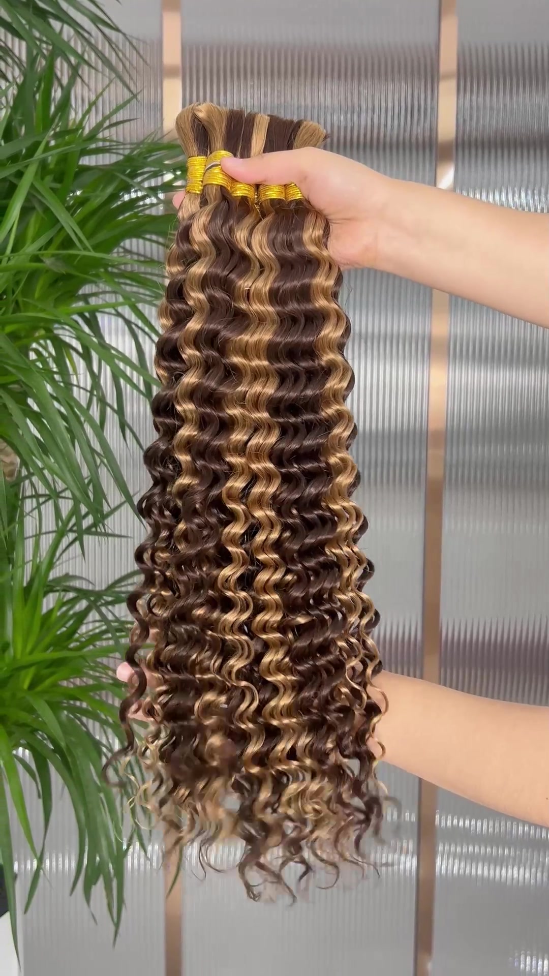@uwigs hair