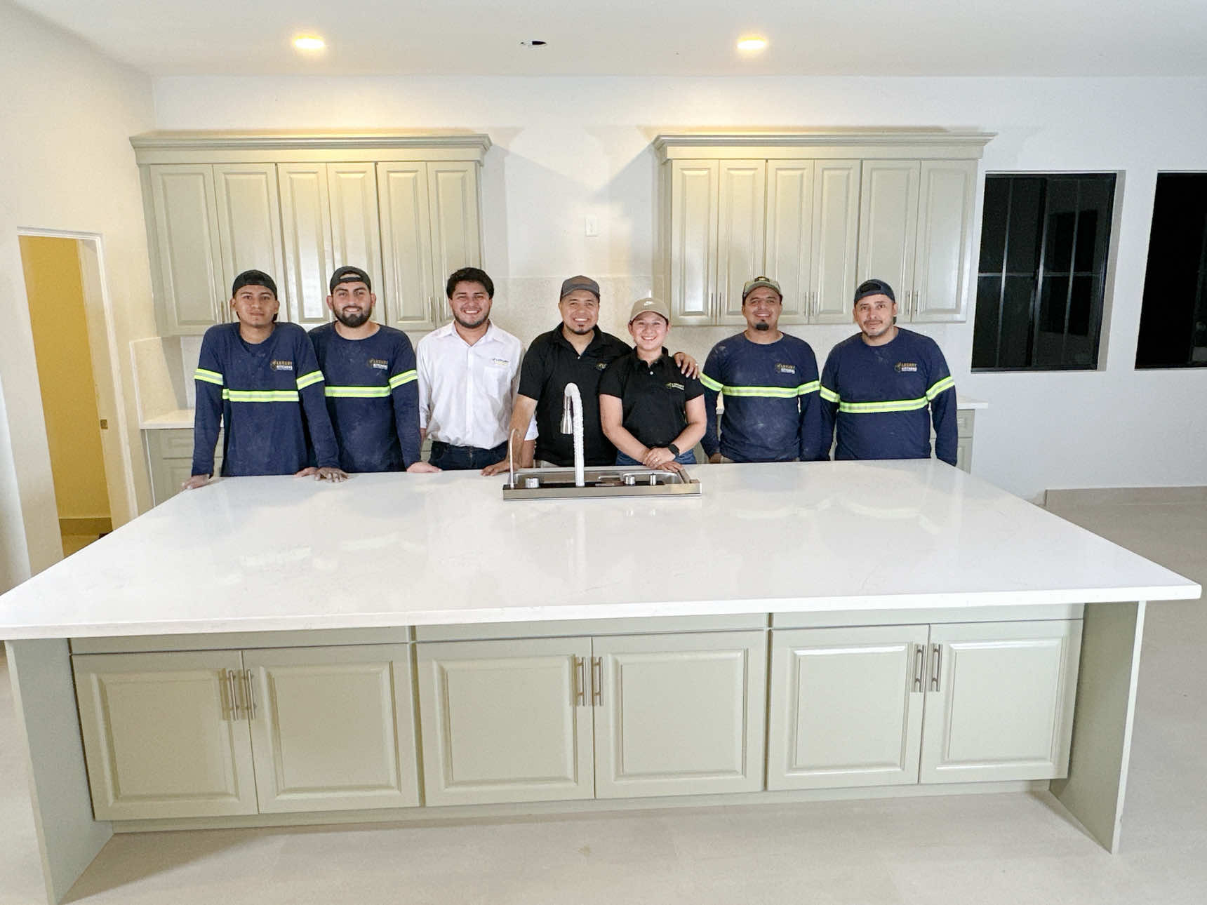 @Luxury&ensp;Kitchens