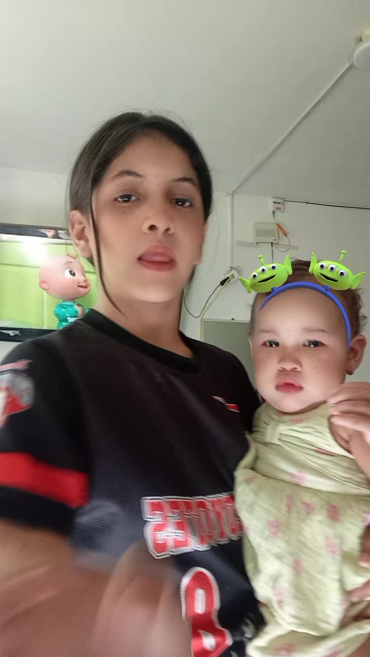 @la niña del pelo largo,