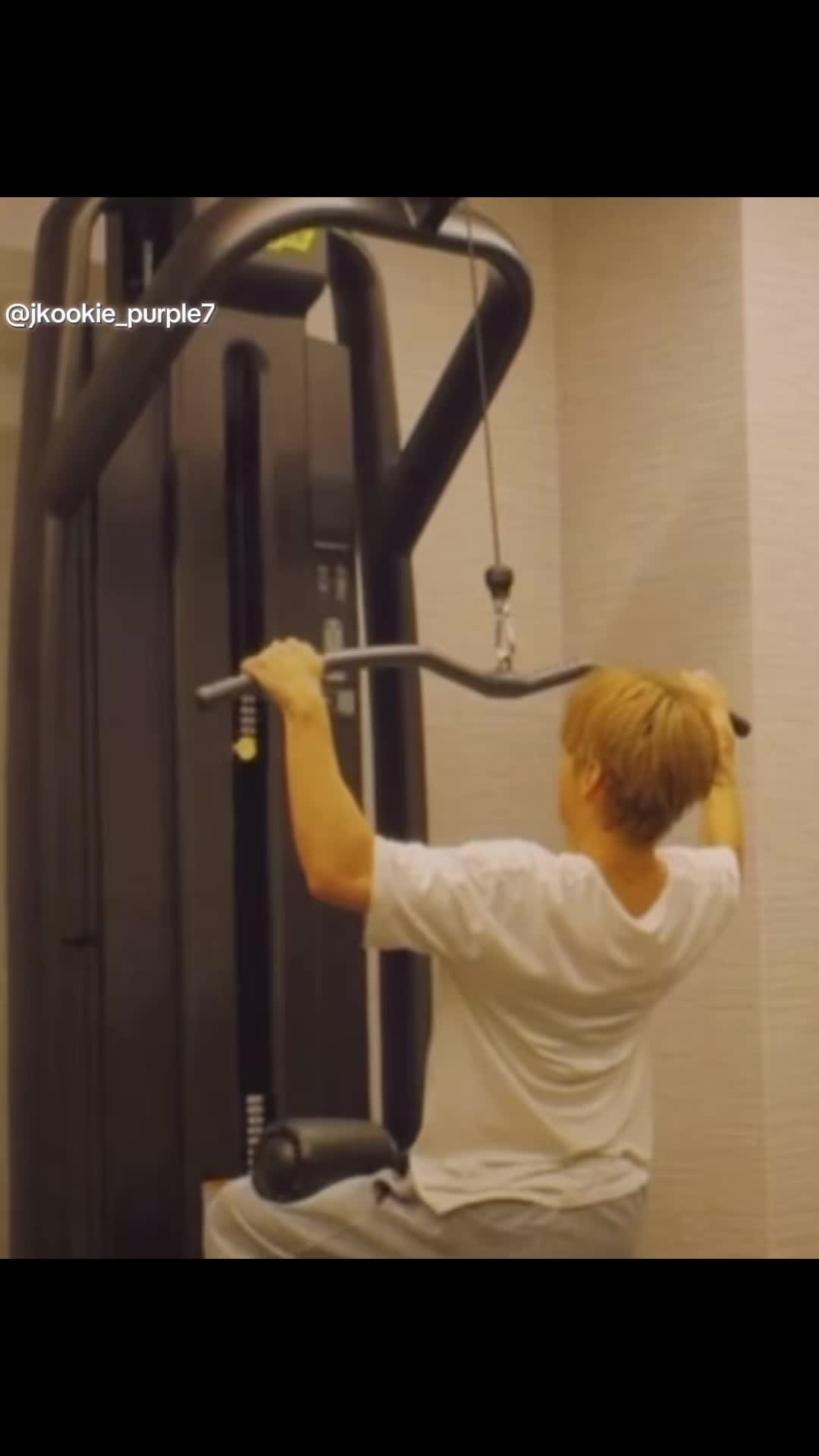 @moonchild⁷ i hi5 Jin😭💜