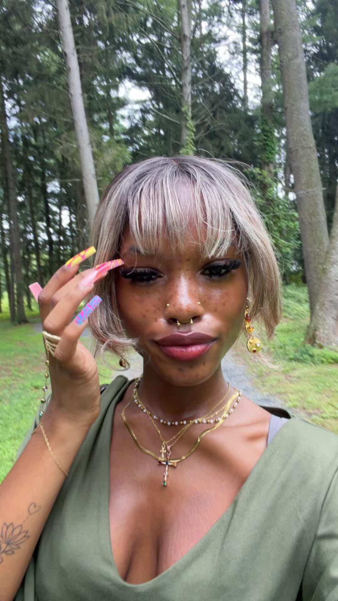@bareleehere